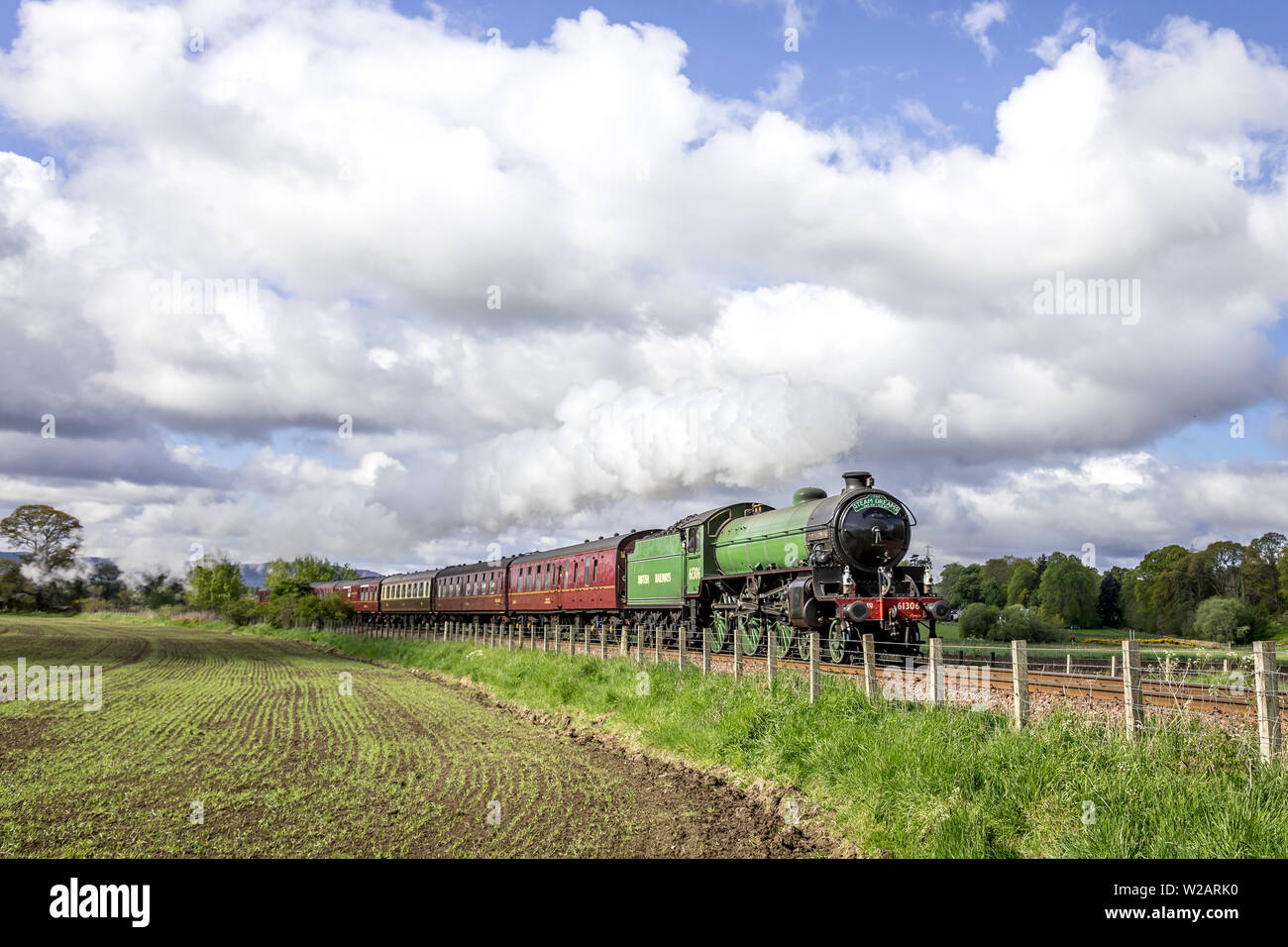 LNER 'B1' 4-6-0 n. 61306 'Mayflower' passa vicino a Beauly con il "Highlands e Isole " viaggio a Dunrobin Castle - 11 Maggio 2019 Foto Stock