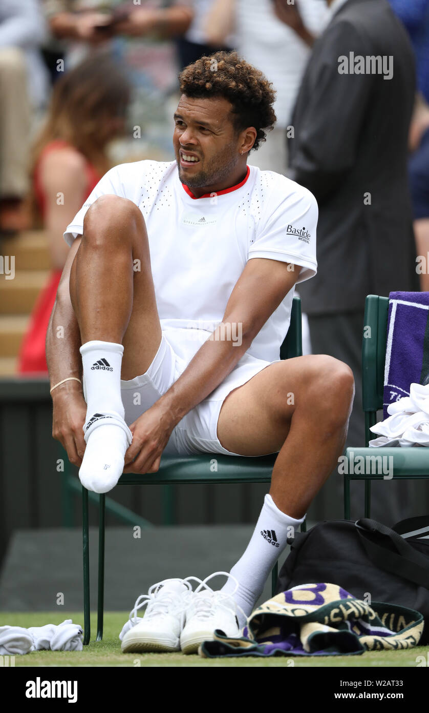 Londra, Regno Unito. 06 Luglio, 2019. Jo-Wilfred Tsonga mette su una seconda coppia di calze il giorno 6 presso il campionati di Wimbledon tennis, Wimbledon, a Londra il 6 luglio 2019 Credit: Paolo Marriott/Alamy Live News Foto Stock