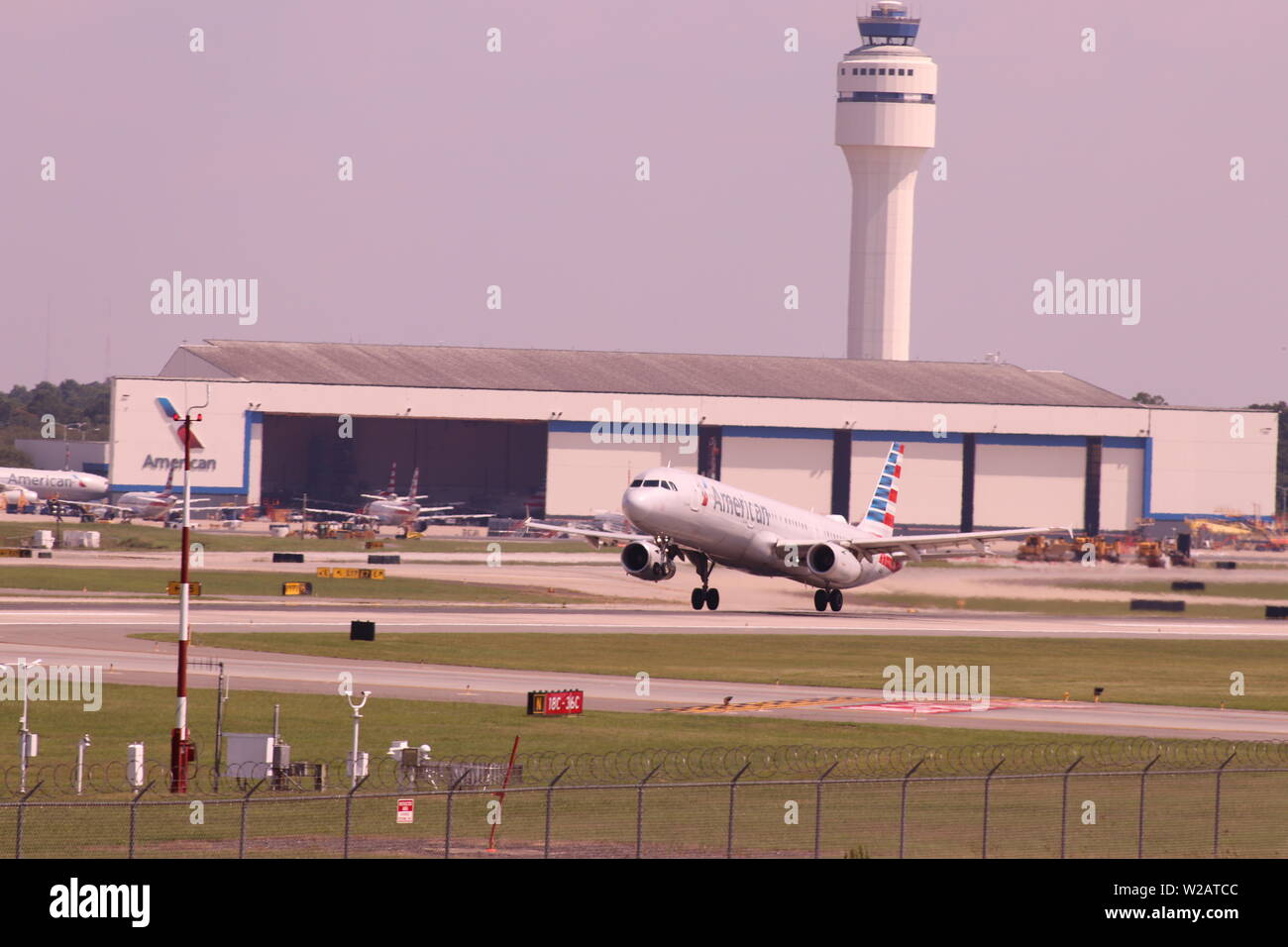 American Airlines gli aerei che decollano a CLT, l'Aeroporto Internazionale Charlotte Douglas, Charlotte, NC Foto Stock