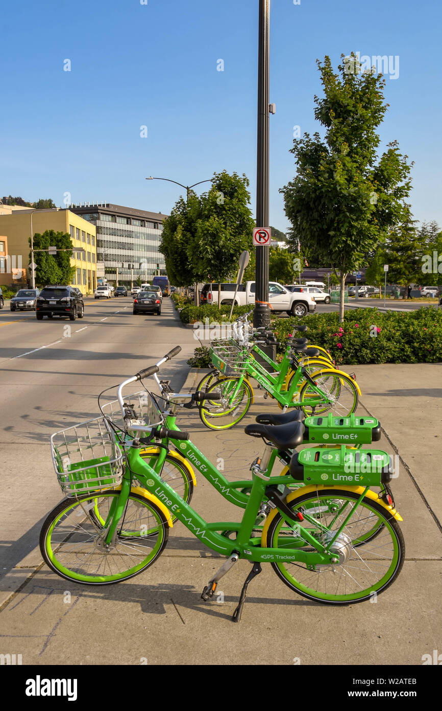 SEATTLE, WA, Stati Uniti d'America - Giugno 2018: Lime e noleggio di biciclette parcheggiate a lato della strada nel centro cittadino di Seattle. Foto Stock