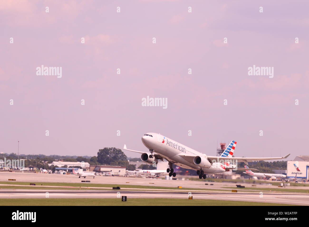 American Airlines gli aerei che decollano a CLT, l'Aeroporto Internazionale Charlotte Douglas, Charlotte, NC Foto Stock