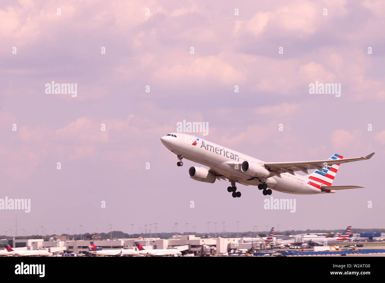 American Airlines gli aerei che decollano a CLT, l'Aeroporto Internazionale Charlotte Douglas, Charlotte, NC Foto Stock