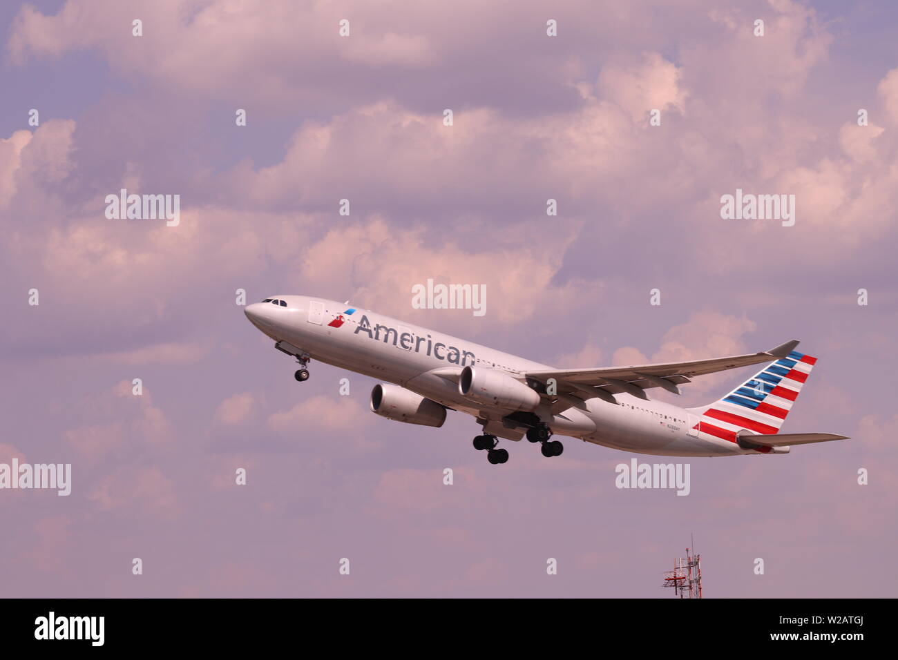 American Airlines gli aerei che decollano a CLT, l'Aeroporto Internazionale Charlotte Douglas, Charlotte, NC Foto Stock