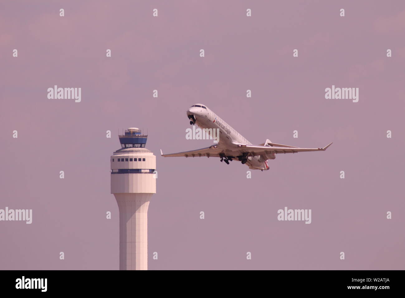 American Airlines gli aerei che decollano a CLT, l'Aeroporto Internazionale Charlotte Douglas, Charlotte, NC Foto Stock