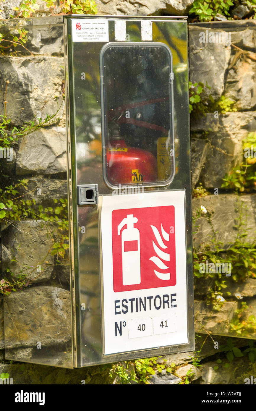 TREMZZO, LAGO DI COMO, Italia - Giugno 2019: Metal Box tenendo un estintore per uso in emergenza nei giardini di Villa Carlotta sul Lago di Como. Foto Stock