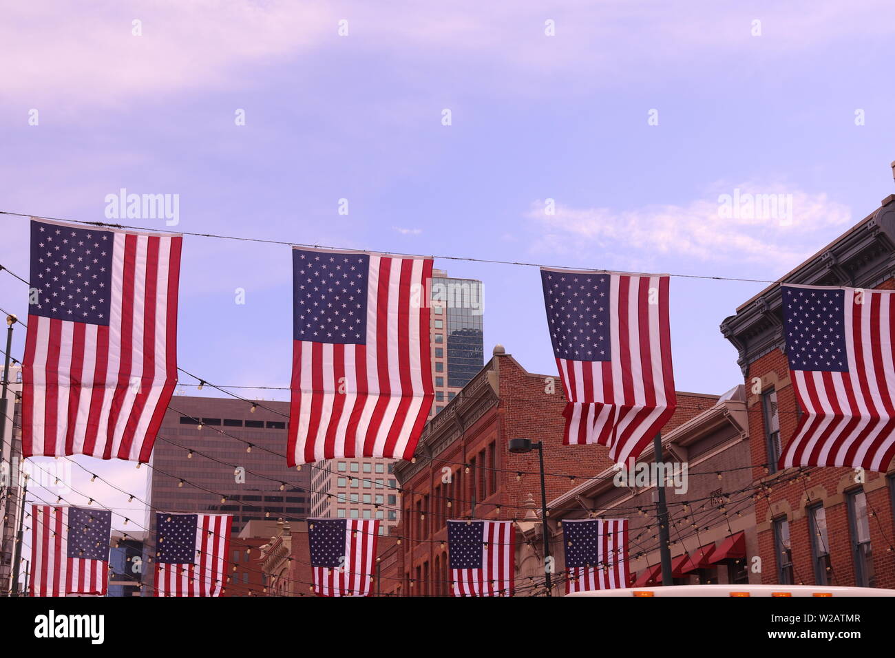 Bandierine americane nel centro di Denver, Colorado Foto Stock