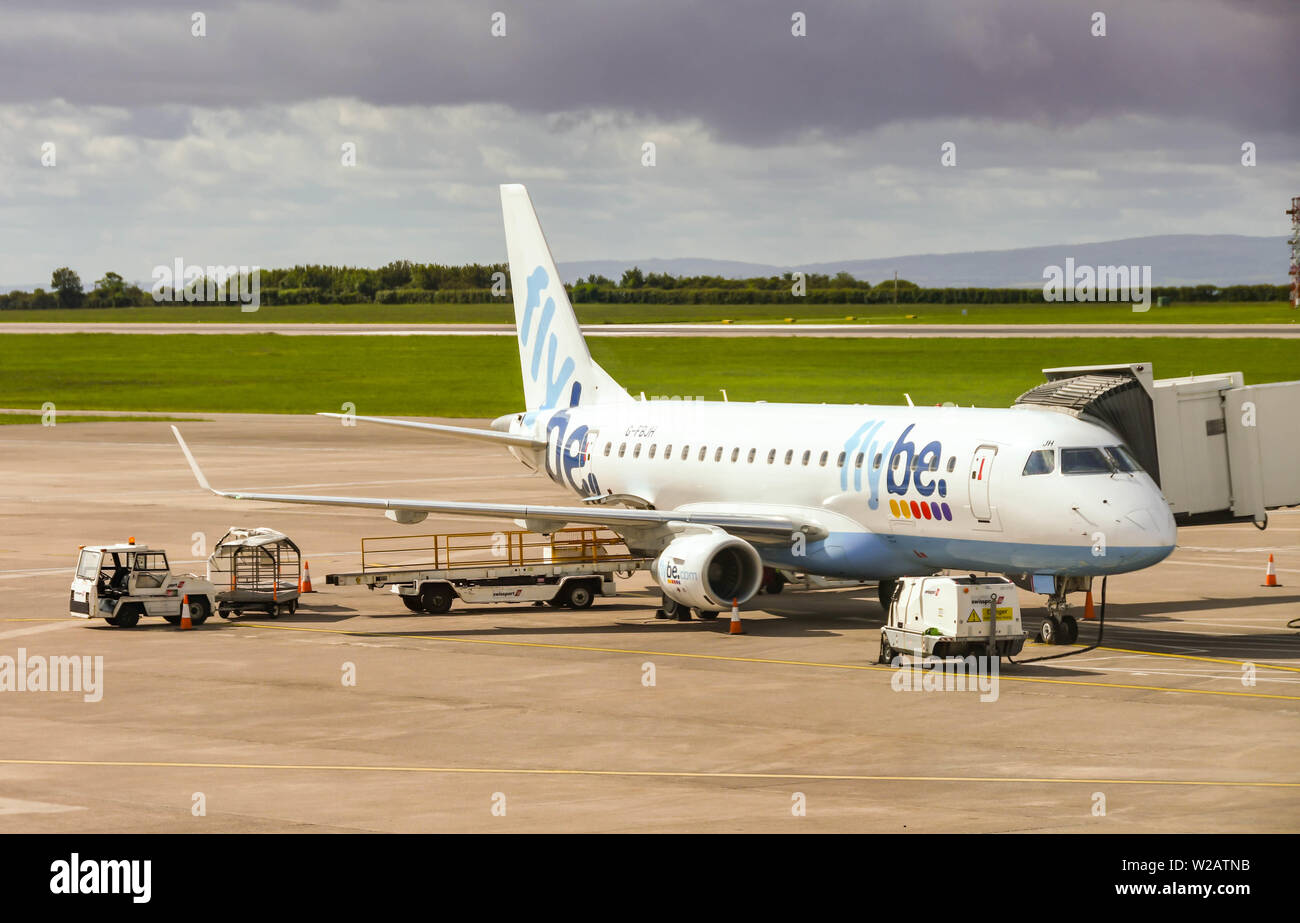 CARDIFF WALES AIRPORT - Giugno 2019: Flybe Embraer E175 piano attaccato ad un ponte a getto a Cardiff Galles Aeroporto. Foto Stock