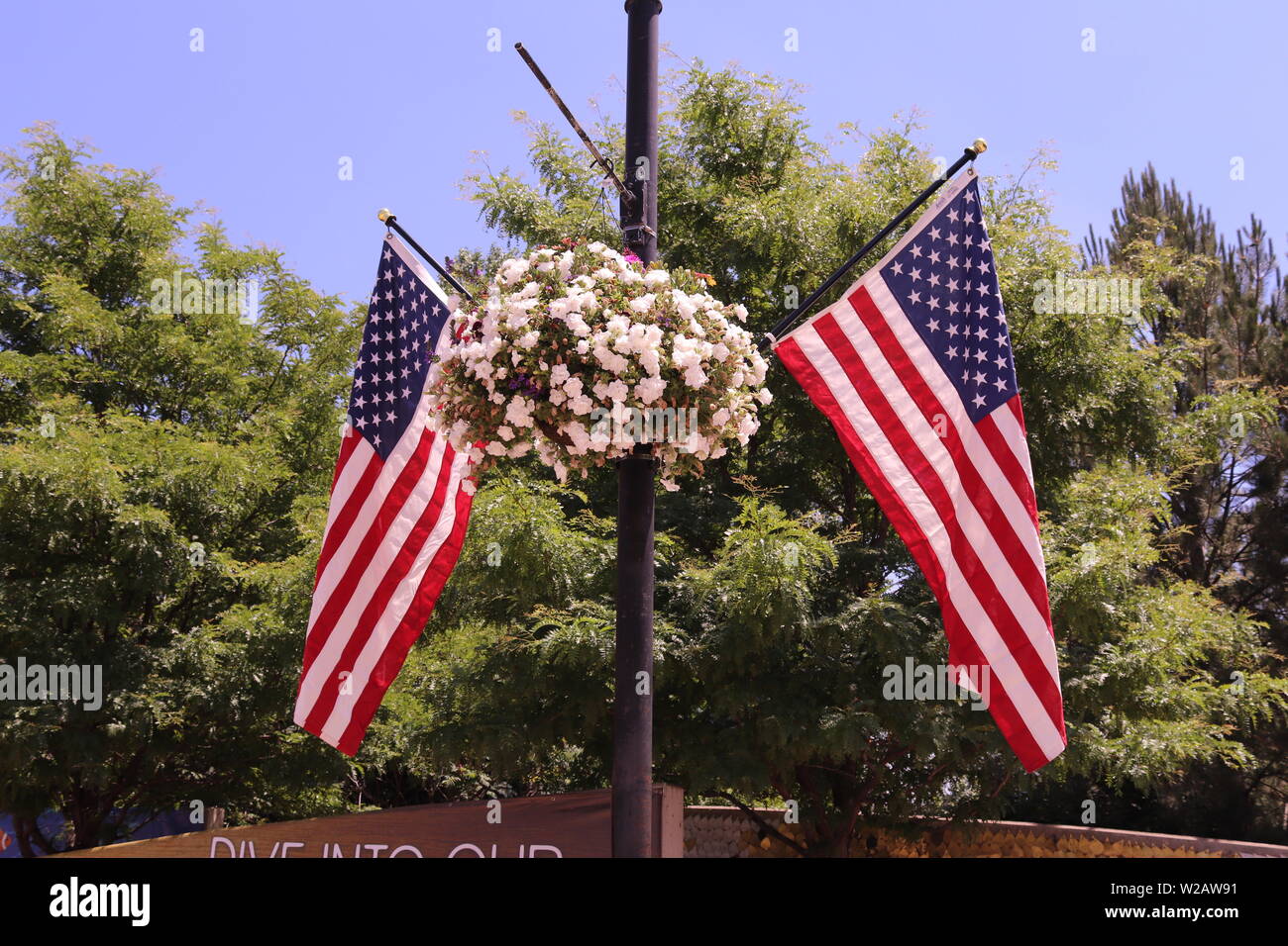 Bandierine americane nel centro di Denver, Colorado Foto Stock