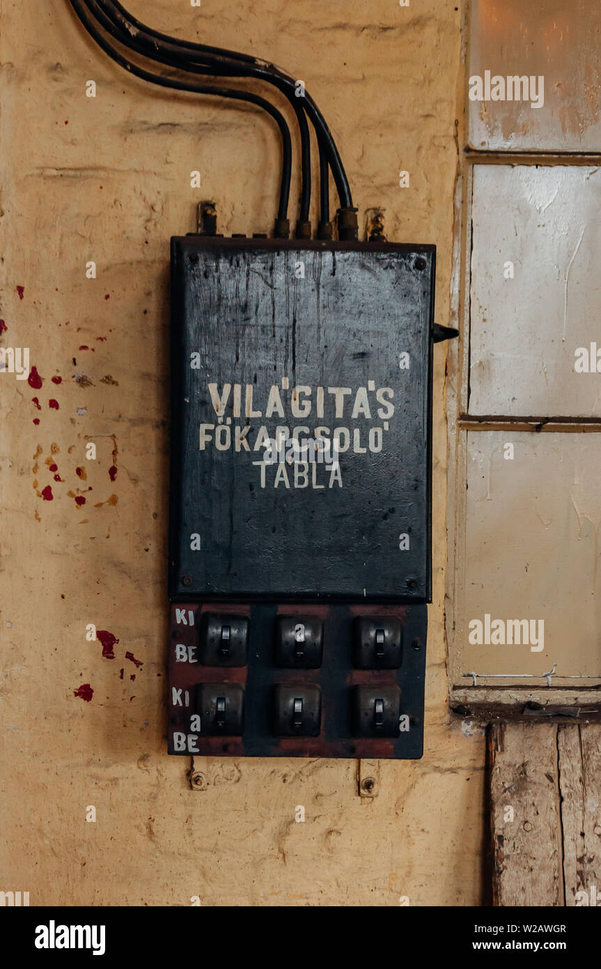 Centralino all'interno di un vuoto hall di fabbrica, Budapest, Ungheria Foto Stock