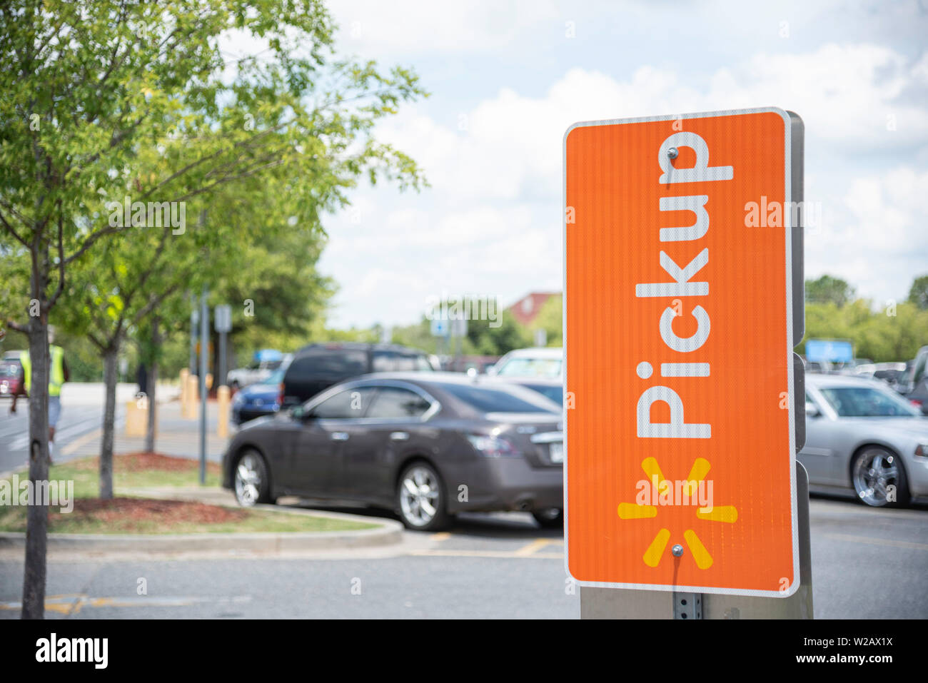 Vidalia, Georgia / STATI UNITI D'America - 28 Maggio 2019: i posti auto riservati per Walmart del nuovo servizio di prelievo sono contrassegnati con importanti segni di colore arancione. Foto Stock
