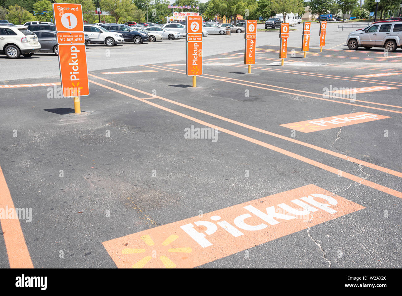 Vidalia, Georgia / STATI UNITI D'America - 28 Maggio 2019: i posti auto riservati per Walmart del nuovo servizio di prelievo sono contrassegnati con importanti segni di colore arancione. Foto Stock