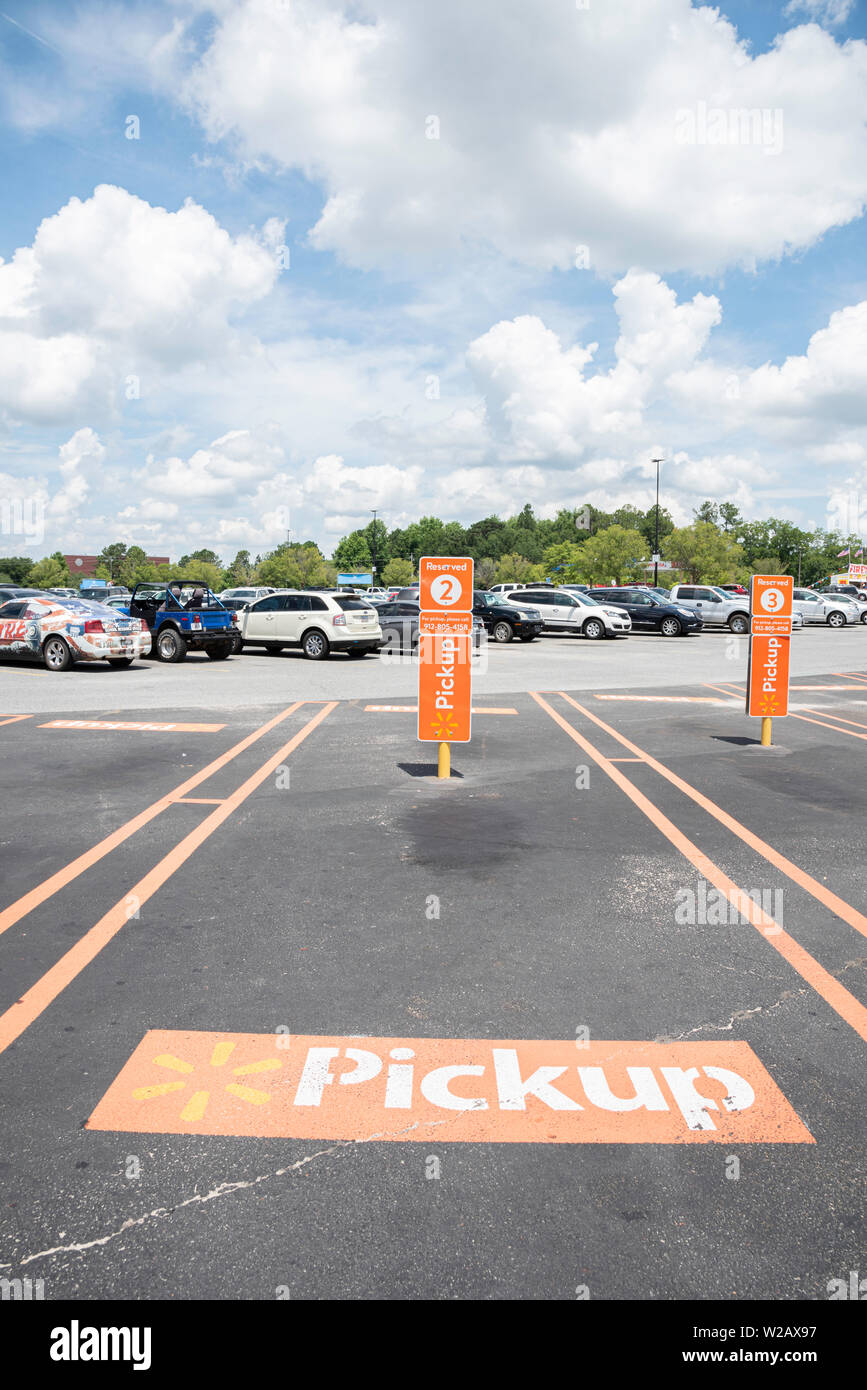 Vidalia, Georgia / STATI UNITI D'America - 28 Maggio 2019: i posti auto riservati per Walmart del nuovo servizio di prelievo sono contrassegnati con importanti segni di colore arancione. Foto Stock