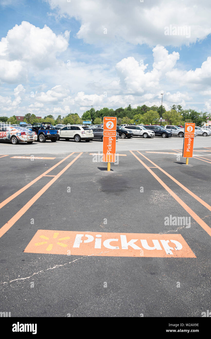 Vidalia, Georgia / STATI UNITI D'America - 28 Maggio 2019: i posti auto riservati per Walmart del nuovo servizio di prelievo sono contrassegnati con importanti segni di colore arancione. Foto Stock