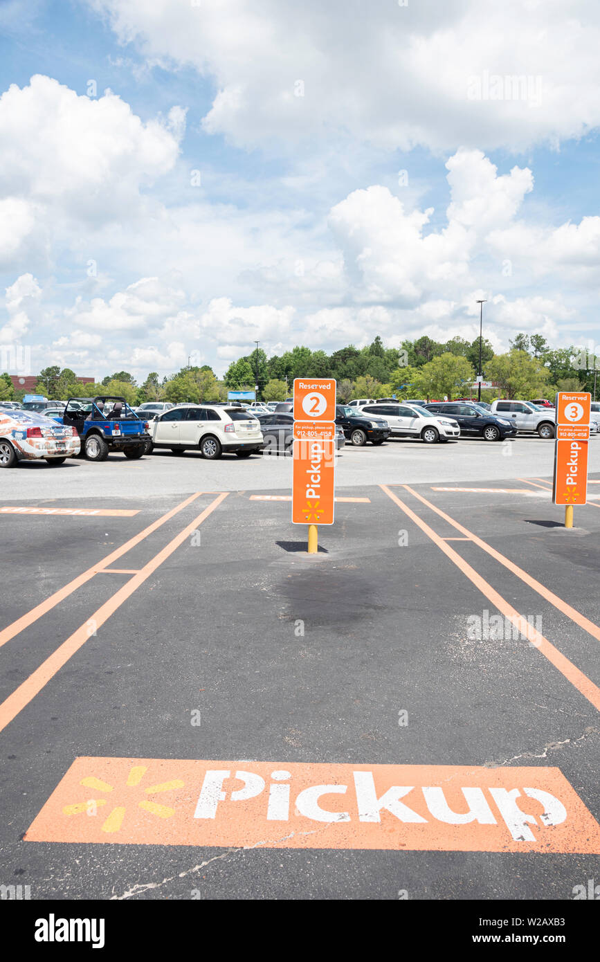Vidalia, Georgia / STATI UNITI D'America - 28 Maggio 2019: i posti auto riservati per Walmart del nuovo servizio di prelievo sono contrassegnati con importanti segni di colore arancione. Foto Stock