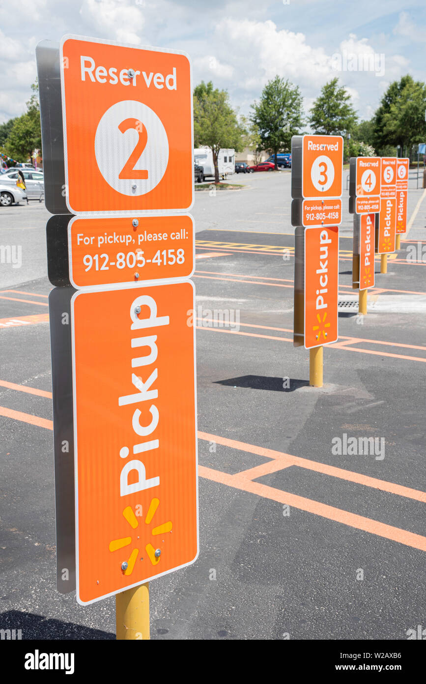 Vidalia, Georgia / STATI UNITI D'America - 28 Maggio 2019: i posti auto riservati per Walmart del nuovo servizio di prelievo sono contrassegnati con importanti segni di colore arancione. Foto Stock