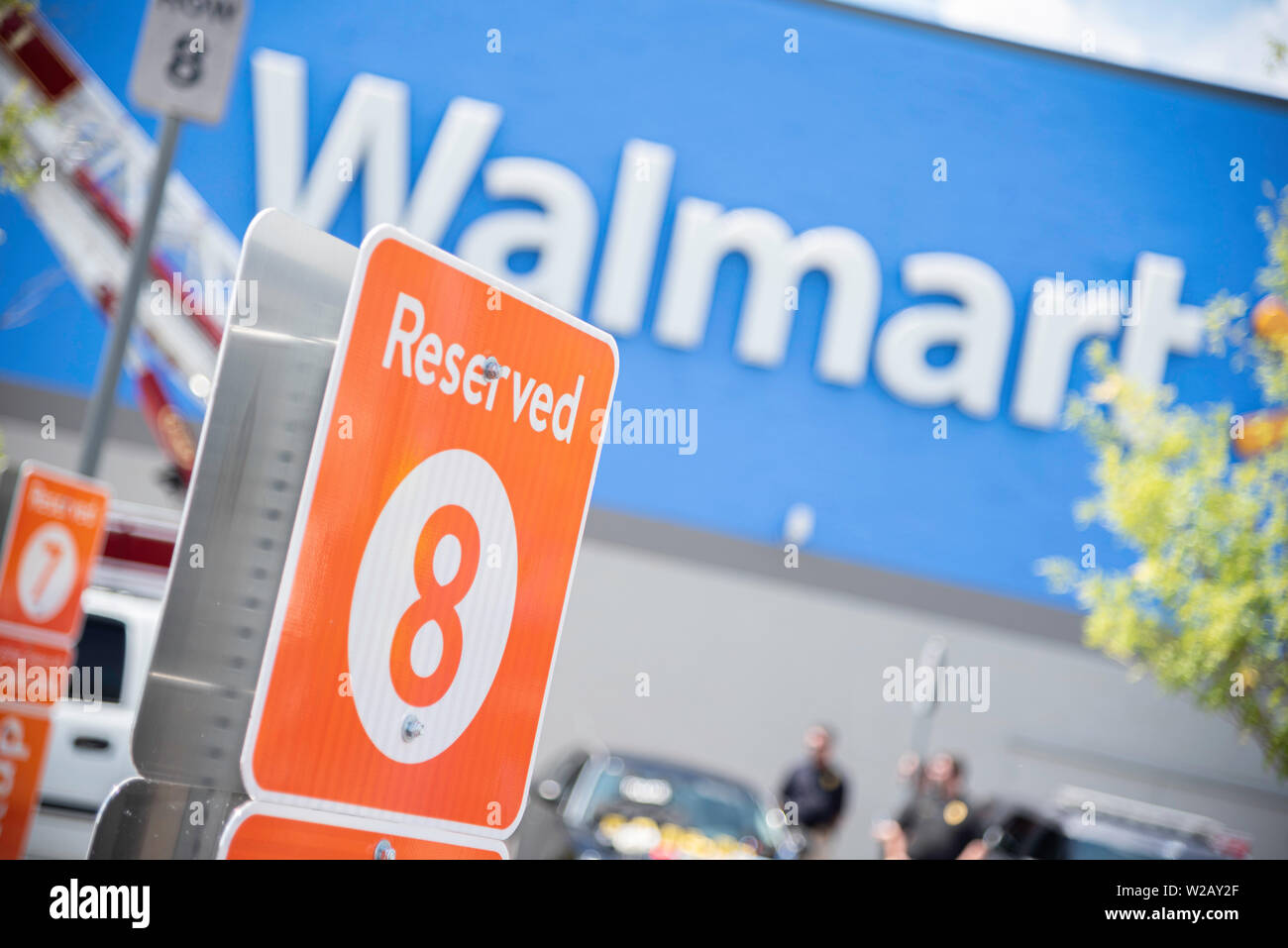 Vidalia, Georgia / STATI UNITI D'America - 28 Maggio 2019: i posti auto riservati per Walmart del nuovo servizio di prelievo sono contrassegnati con importanti segni di colore arancione. Foto Stock
