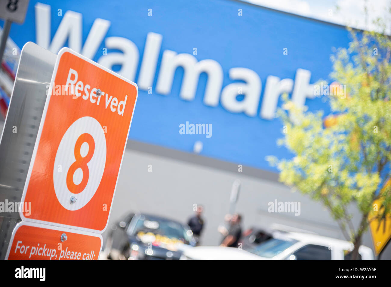 Vidalia, Georgia / STATI UNITI D'America - 28 Maggio 2019: i posti auto riservati per Walmart del nuovo servizio di prelievo sono contrassegnati con importanti segni di colore arancione. Foto Stock