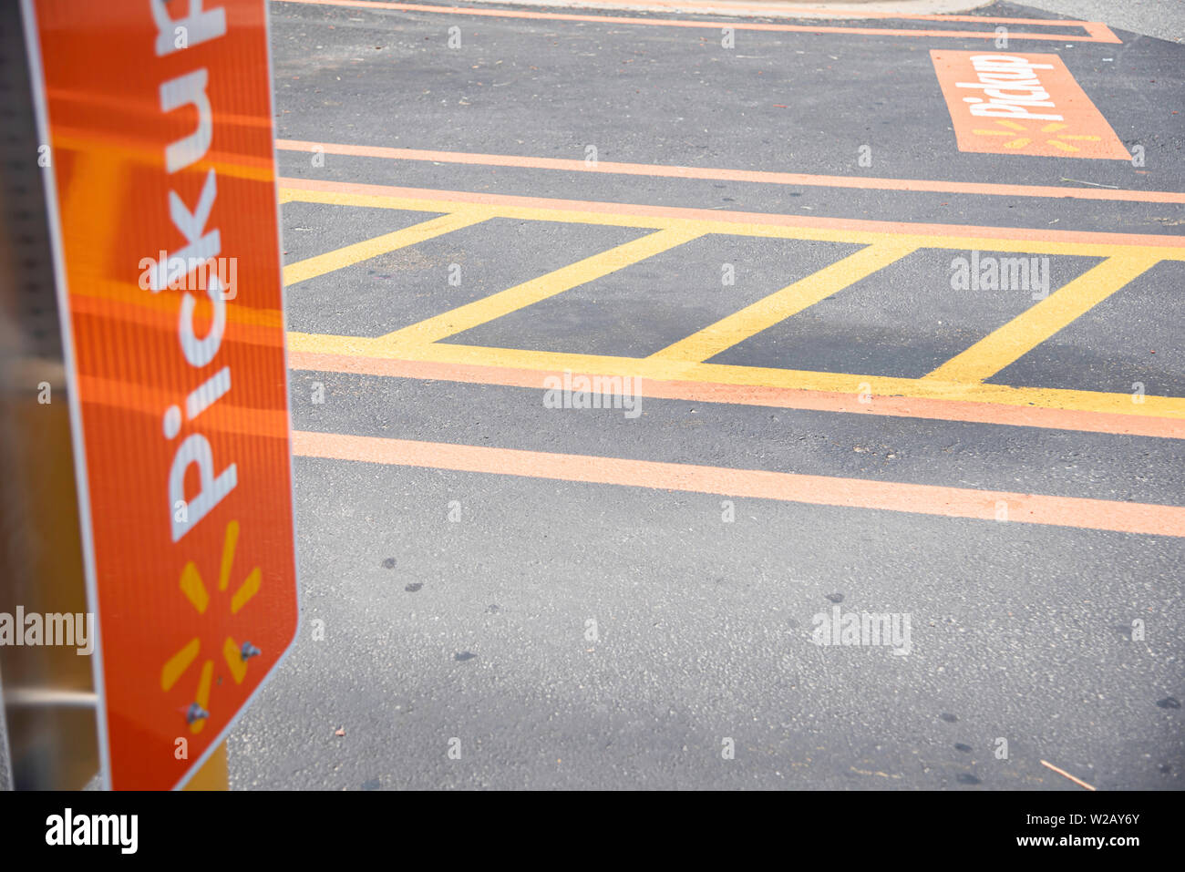 Vidalia, Georgia / STATI UNITI D'America - 28 Maggio 2019: i posti auto riservati per Walmart del nuovo servizio di prelievo sono contrassegnati con importanti segni di colore arancione. Foto Stock