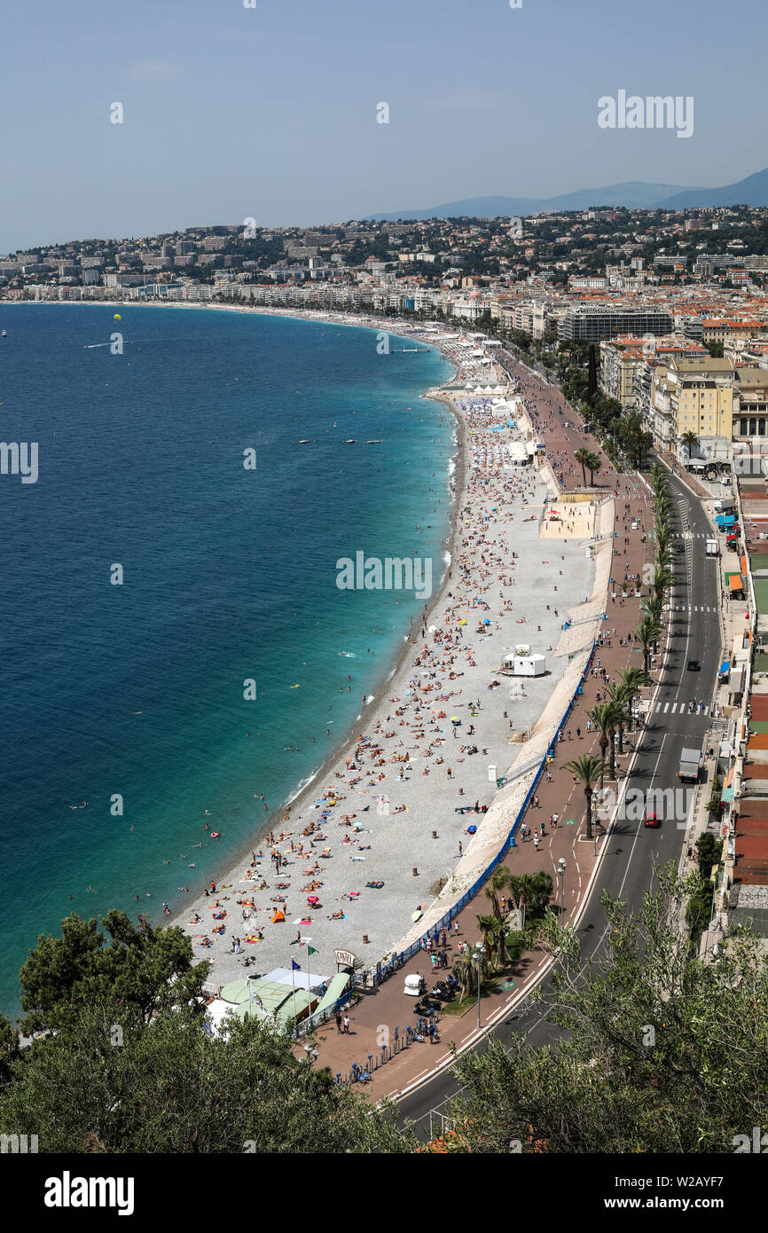 Baie des Anges la spiaggia e la Promenade des Anglais e dalle colline du Château di Nizza, Francia Foto Stock