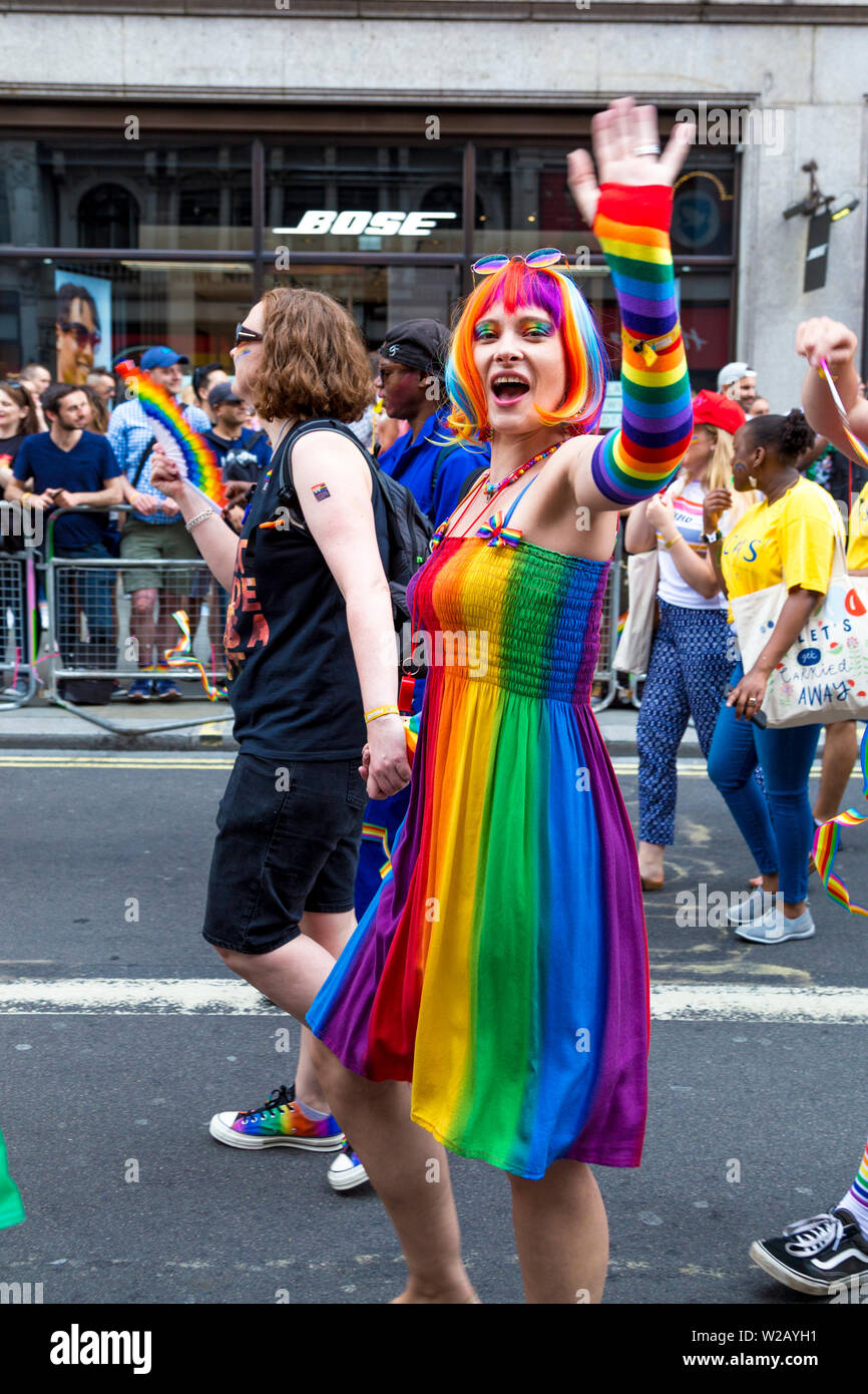 6 Luglio 2019 - Giovane Holding Hands, rainbow costume colorato, London Pride Parade, REGNO UNITO Foto Stock