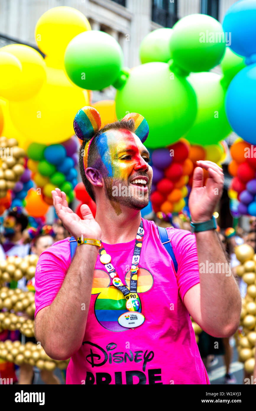 6 Luglio 2019 - Uomo con Micky Mouse orecchie, Disney galleggiante, London Pride Parade, REGNO UNITO Foto Stock