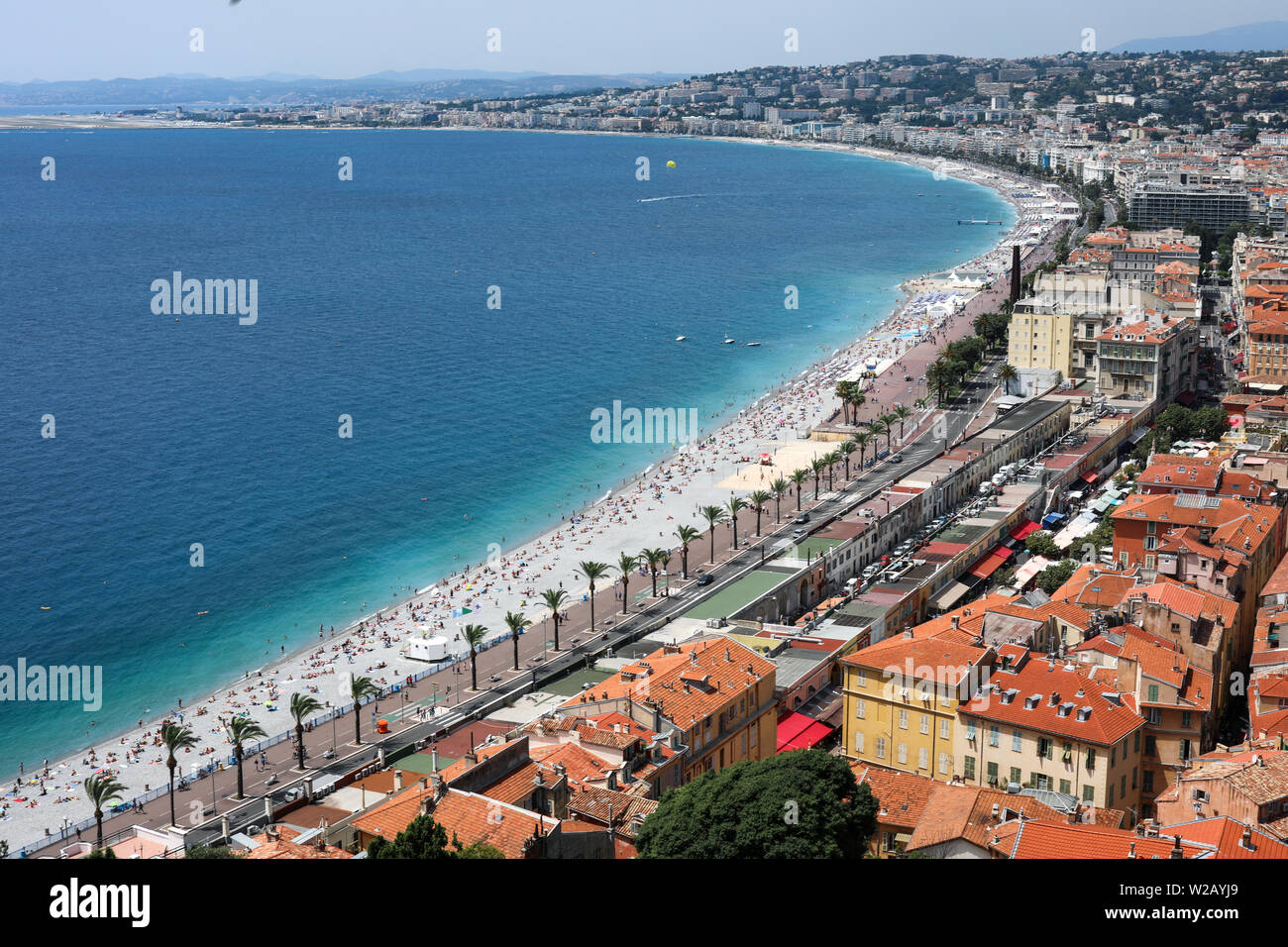 Mare Mediterraneo, Baie des Anges beach, Promenade des Anglais e orange tetti della città vecchia vista da colline du Château di Nizza, Francia Foto Stock