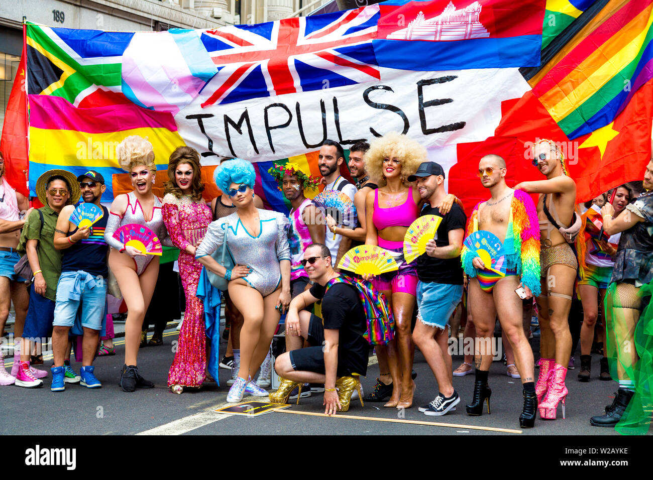 6 Luglio 2019 - un gruppo di trascinare regine in posa di fronte di impulso banner, London Pride Parade, REGNO UNITO Foto Stock