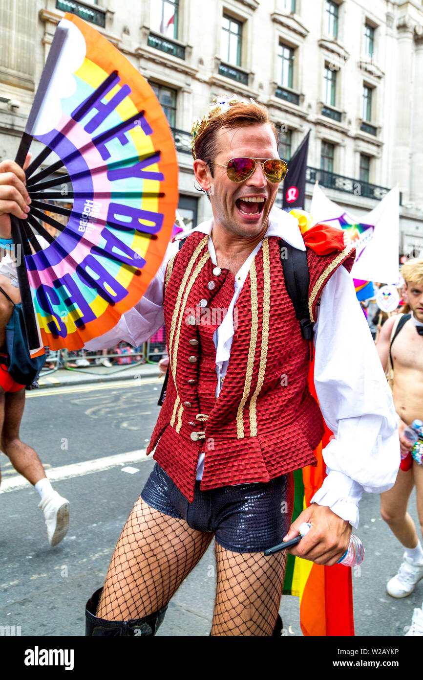 6 Luglio 2019 - vestito persona con occhiali da sole e ventola, London Pride Parade, REGNO UNITO Foto Stock