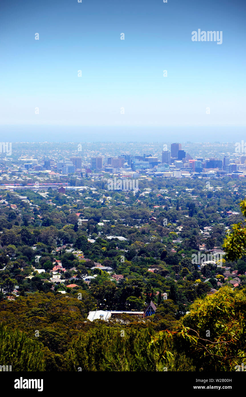 Vedute spettacolari della città di Adelaide, Australia del Sud, incorniciato da alberi e nativa savana Australiana, prese a Skye Lookout. Foto Stock