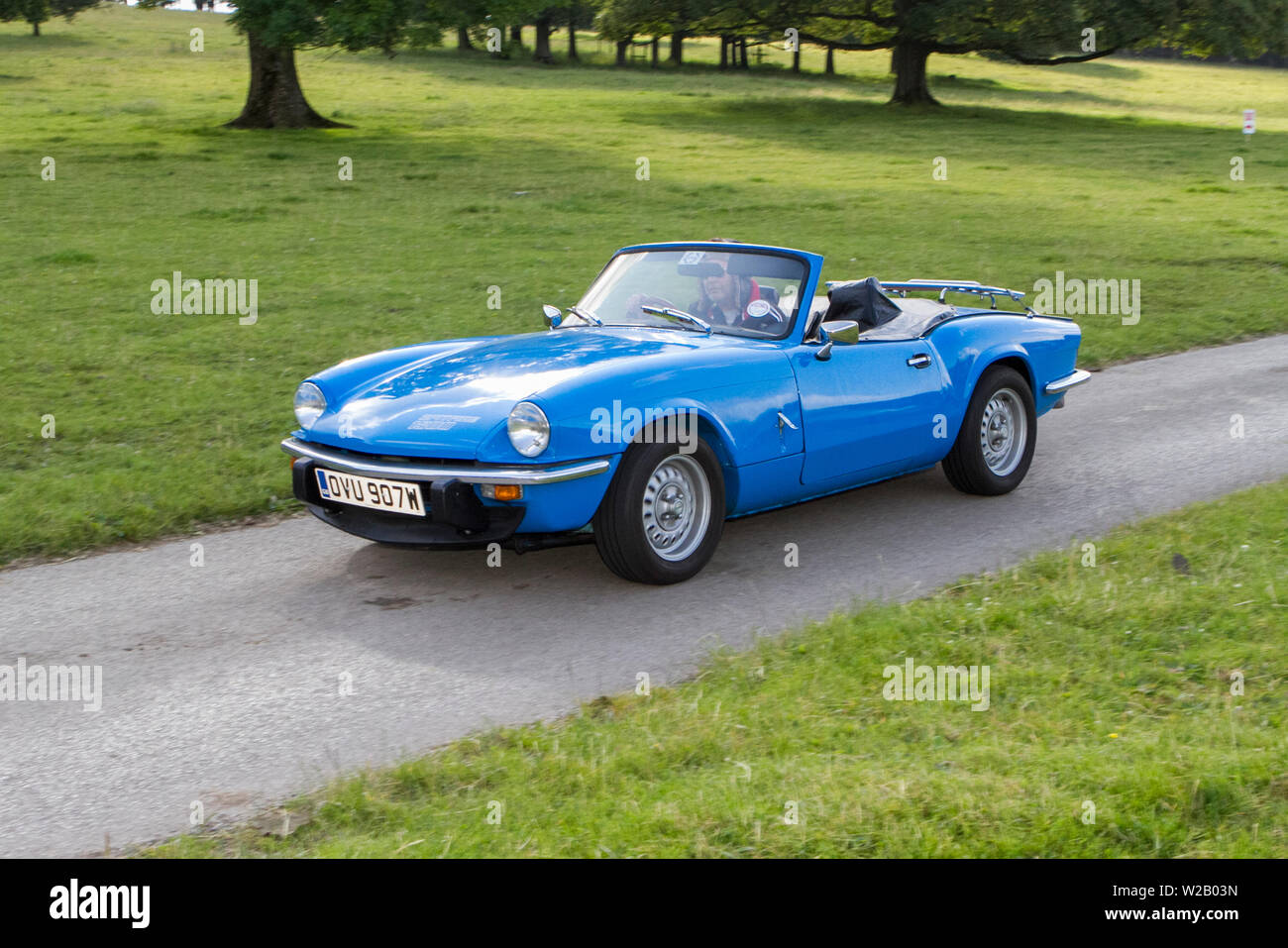 OVU907W triumph spitfire historics, motori vintage e collezionismo 2019; Leighton Hall raccolta trasporto di autovetture e veicoli veterano dei tempi passati. Foto Stock