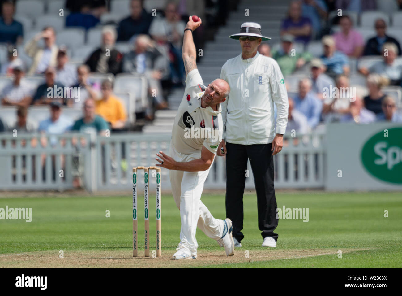 Londra, Regno Unito. 07 lug 2019. Darren Stevens di Kent Cricket Club (sinistra) durante la contea di Specsavers attrezzatura di campionato tra Surrey vs Kent alla Kia Oval Cricket Ground di domenica, luglio 07, 2019 a Londra Inghilterra. Credito: Taka G Wu/Alamy Live News Foto Stock