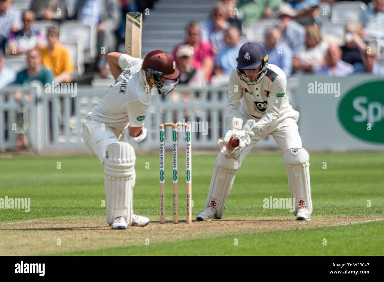 Londra, Regno Unito. 07 lug 2019. Ollie Robinson di Kent Cricket Club (a destra) le catture palla persa da Scott Borthwick del Surrey Cricket Club (sinistra) durante il fissaggio del campionato tra Surrey vs Kent alla Kia Oval Cricket Ground di domenica, luglio 07, 2019 a Londra Inghilterra. Credito: Taka G Wu/Alamy Live News Foto Stock