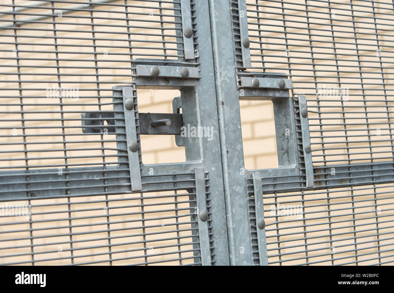 Acciaio zincato cancello di recinzione attorno a un'istituzione. Foto Stock