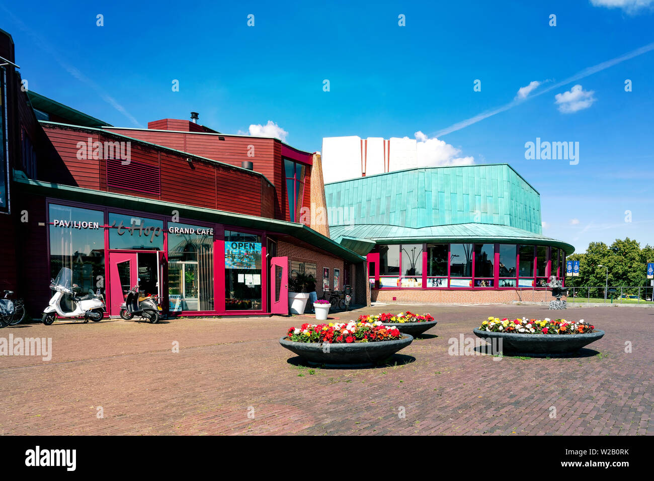 Hoorn, Paesi Bassi, 06/22/2019: City Theatre presso il lago IJsselmeer in Hoorn, Paesi Bassi Foto Stock