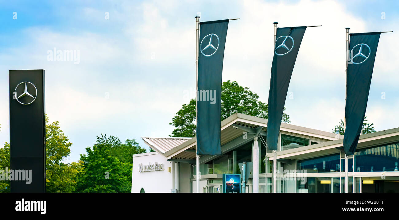 Germania, Hanau, 06/14/2019: la Mercedes-Benz concessionaria di Hanau. Mercedes-Benz è un costruttore mondiale di veicoli di lusso e di una divisione della IAM Foto Stock