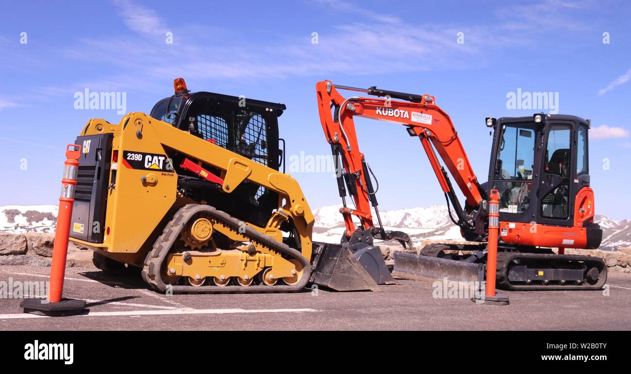 ATTREZZATURE CAT (Caterpillar) e Kubota Construction o per la rimozione della neve nel Rocky Mountian National Park, Colorado Foto Stock
