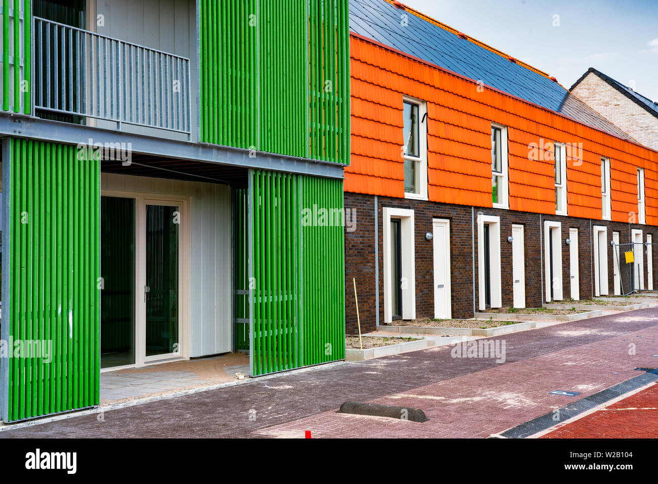 Vista sul sito in costruzione. Nuova costruzione con tetto pannelli solari Foto Stock