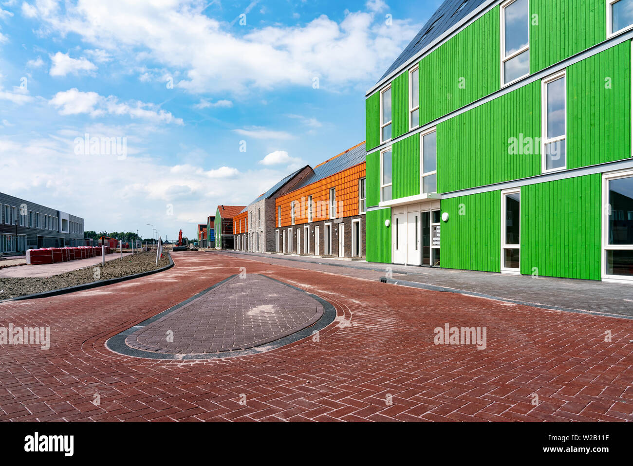 Vista sul sito in costruzione. Nuova costruzione con tetto pannelli solari Foto Stock
