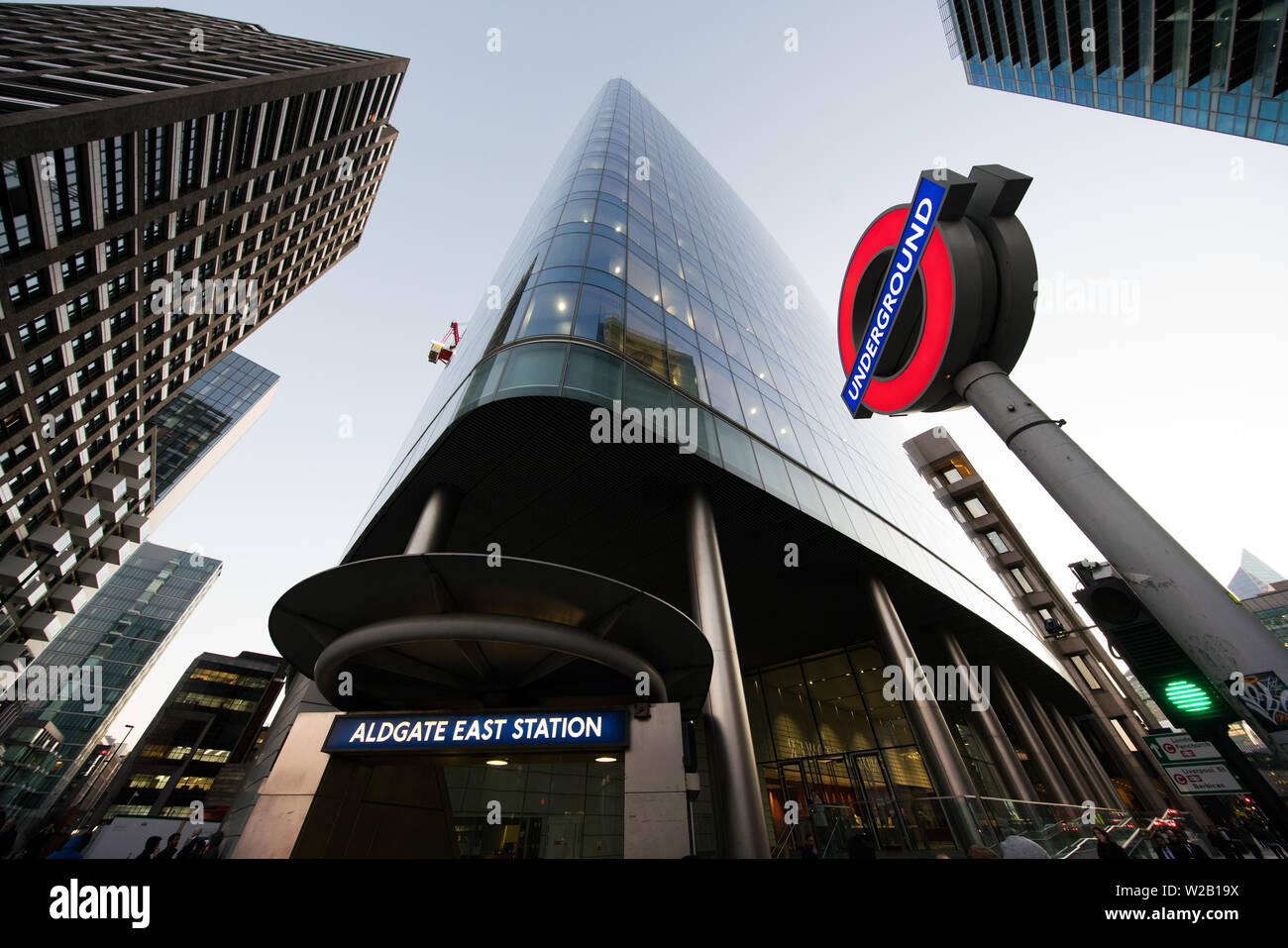 La metropolitana di Londra la stazione Aldgate East entrata sotto Aldgate Tower Foto Stock
