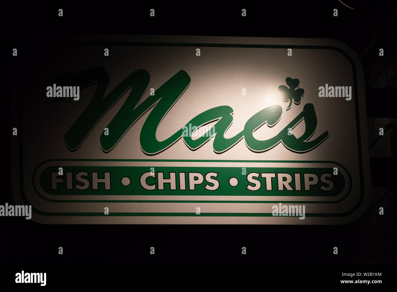 MINNEAPOLIS, MINNESOTA / STATI UNITI D'America - 3 Luglio 2019: Mac pesce del chip e strisce restaurant sign illuminata di notte a Minneapolis Foto Stock