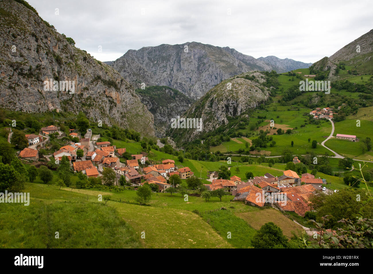 Villaggio alpino rustico di Bejes immerso nelle montagne del Parco Nazionale Picos de Europa nel nord della Spagna Foto Stock