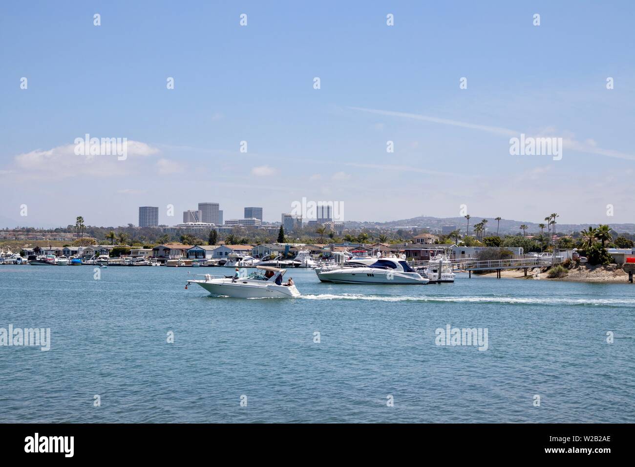 Barche ormeggiate e nell'acqua di Newport Beach in California Foto Stock