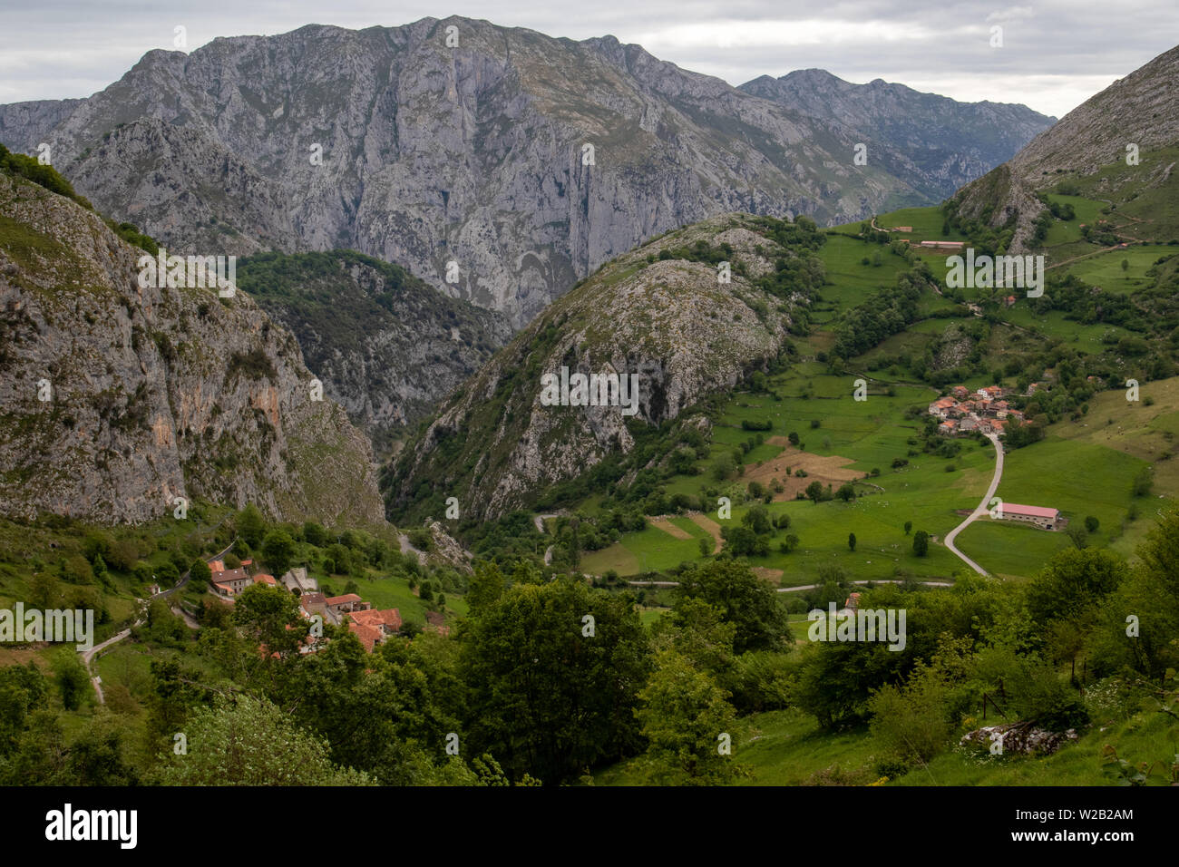 Villaggio alpino rustico di Bejes immerso nelle montagne del Parco Nazionale Picos de Europa nel nord della Spagna Foto Stock