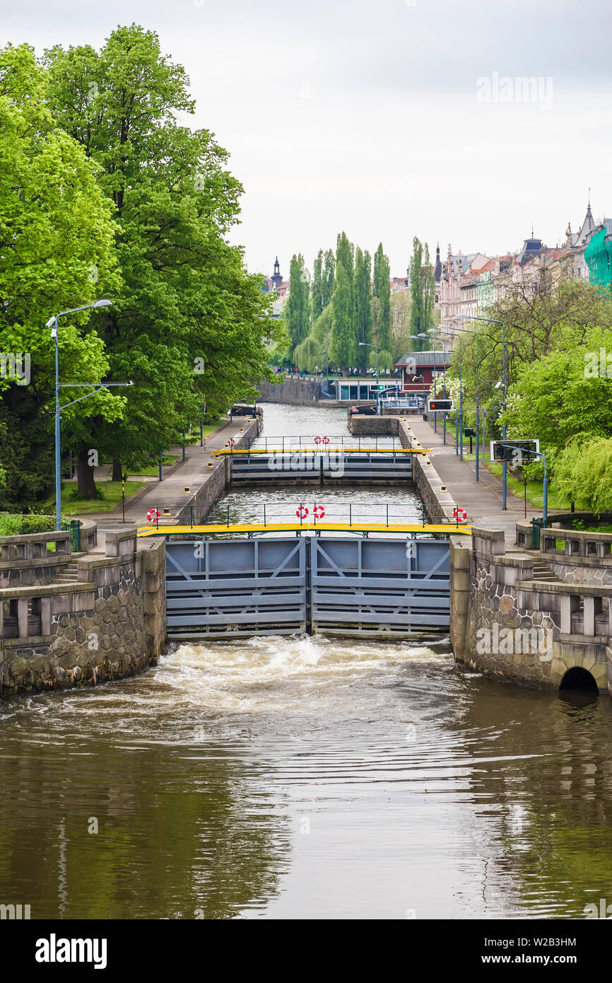 Il sistema gateway nella città sul fiume Moldava nel processo di pompaggio di acqua Foto Stock