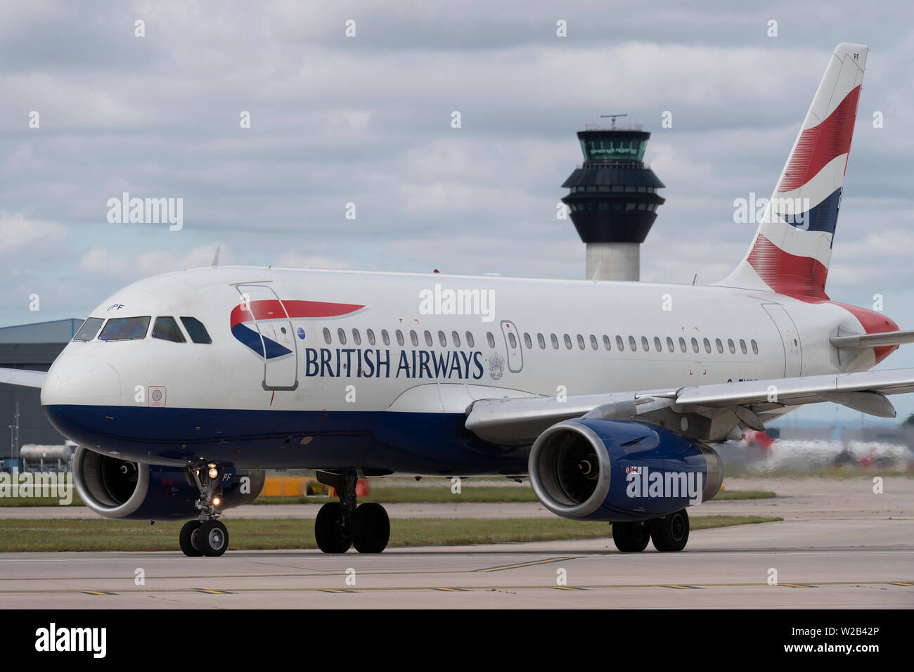 Un British Airways taxi sulla pista dell'aeroporto di Manchester, UK. Foto Stock