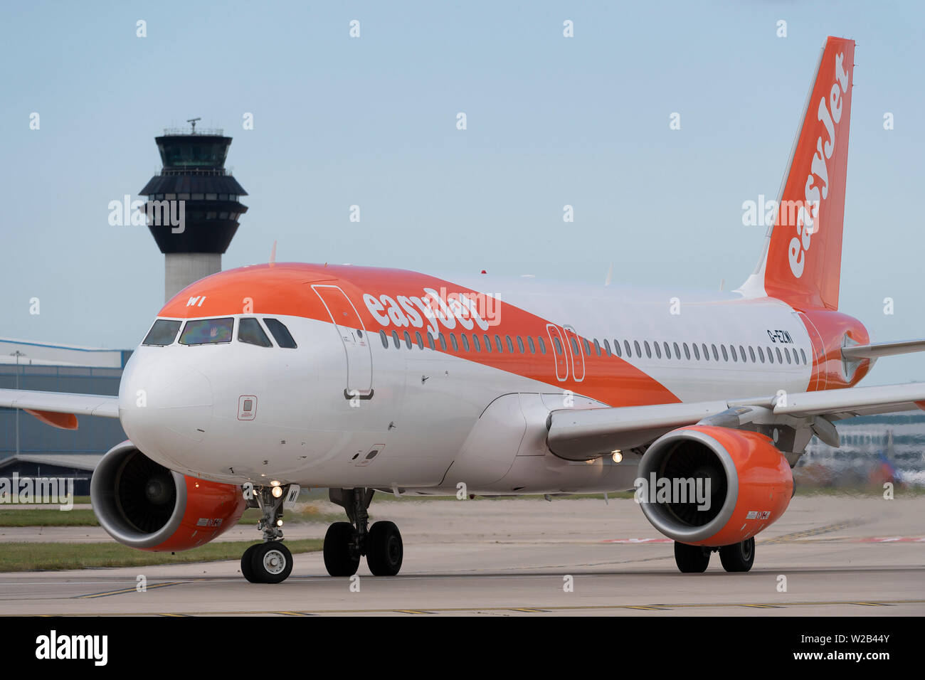 Un Easyjet Airbus A320-200 taxi sulla pista dell'aeroporto di Manchester, UK. Foto Stock