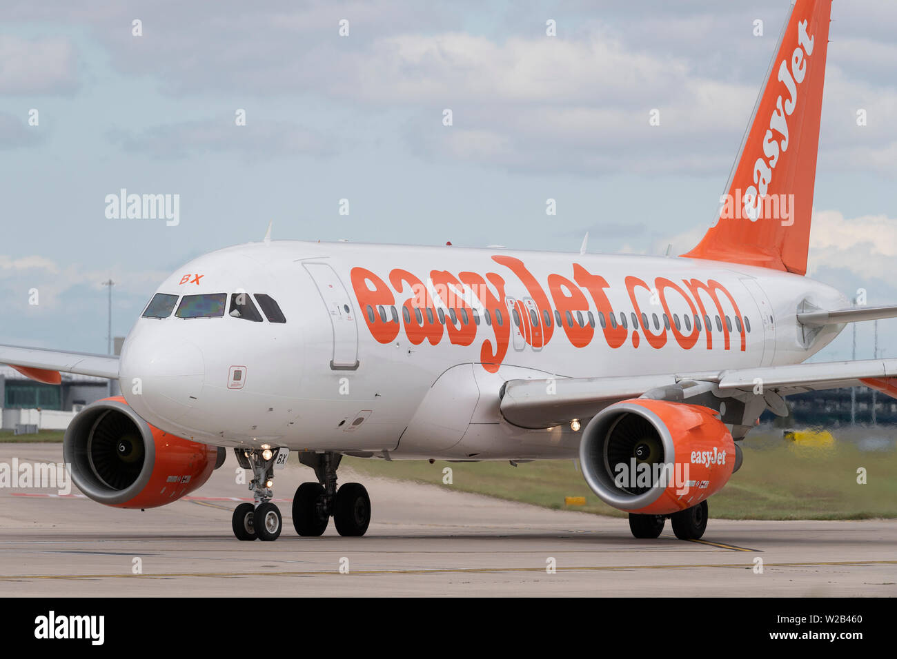 Un aereo Easyjet taxi sulla pista dell'aeroporto di Manchester, UK. Foto Stock