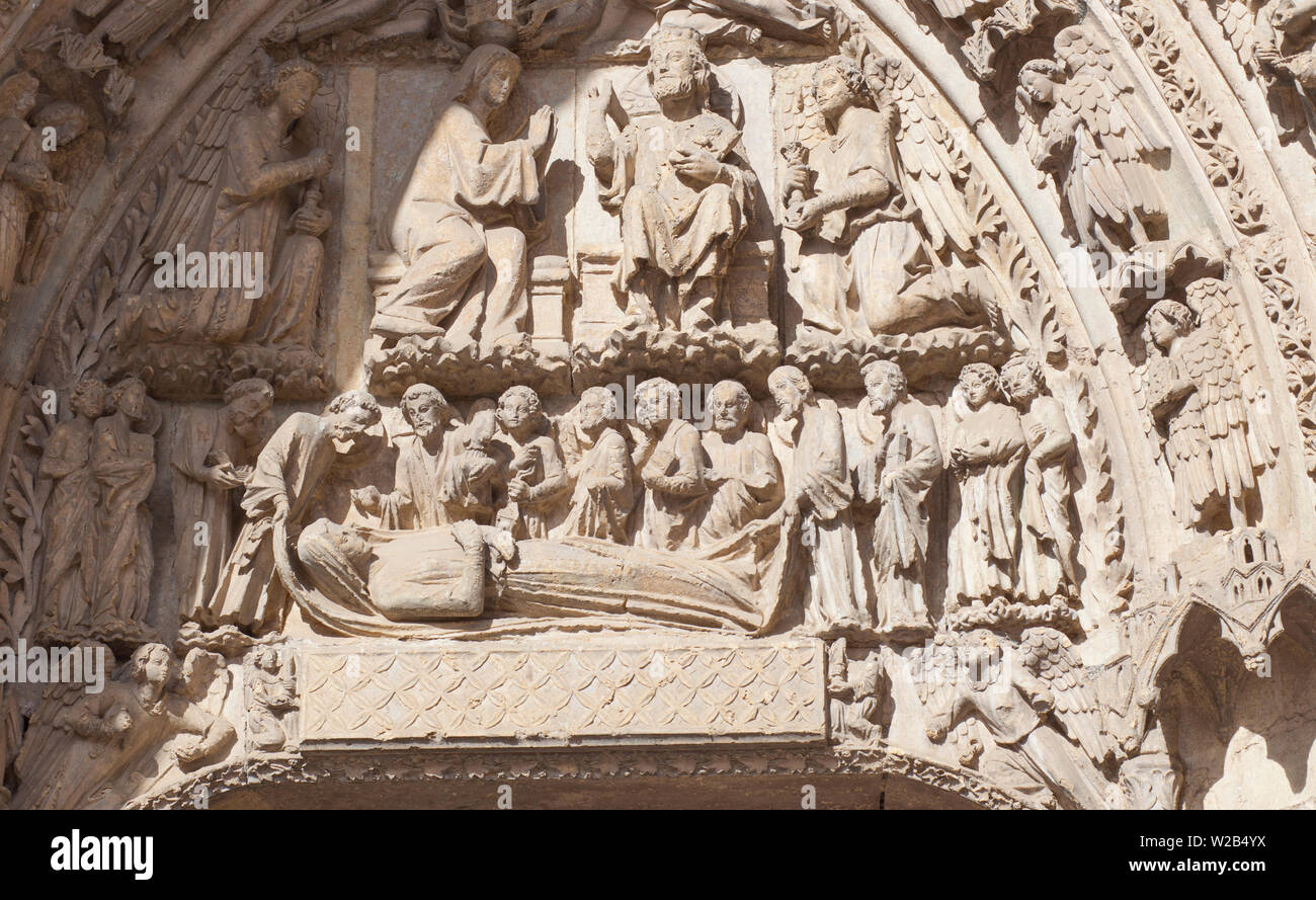 Cattedrale di León facciata principale, Spagna. Cristo Dormizione e incoronazione scena. San Francisco porta Foto Stock
