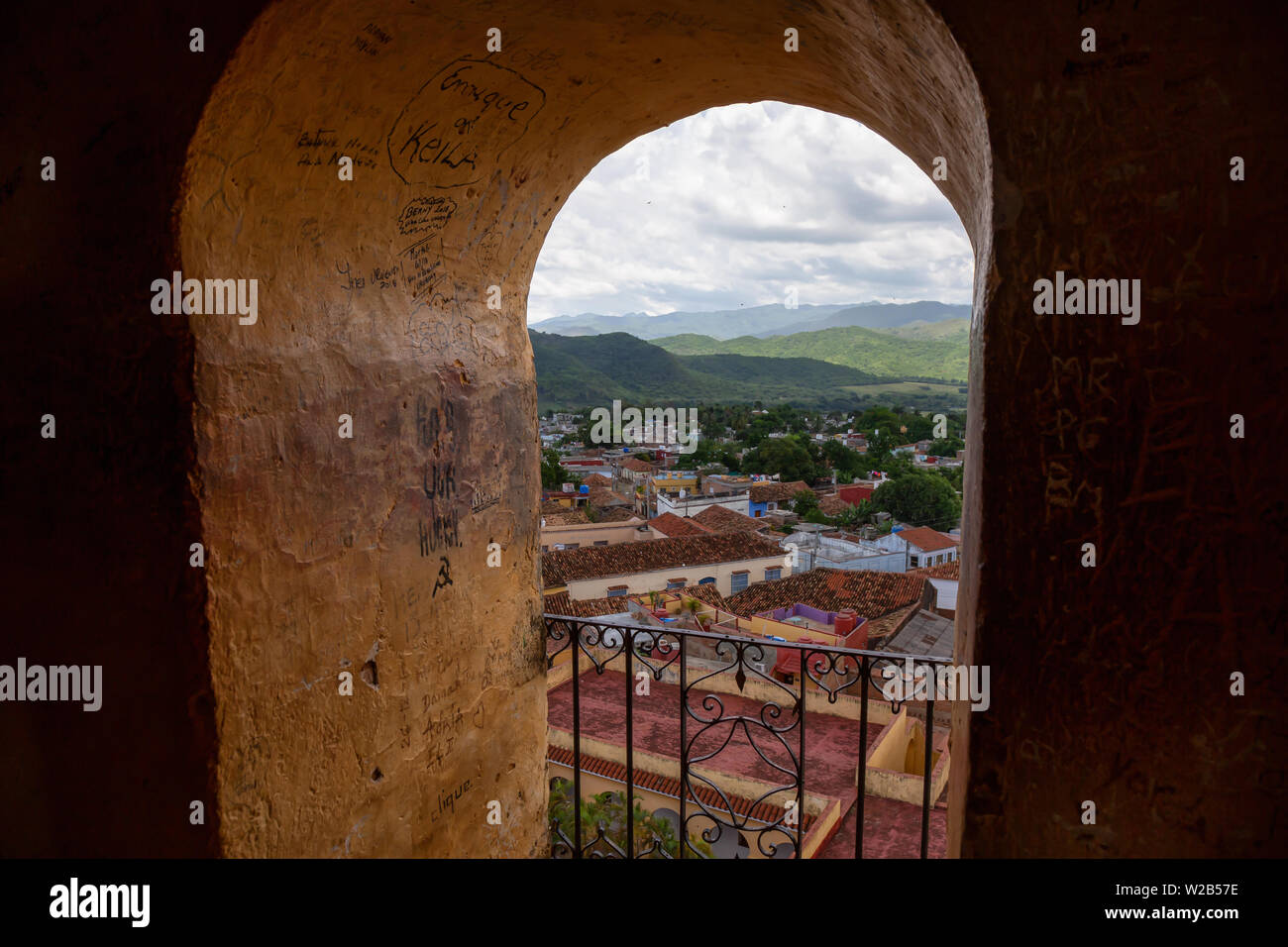 Trinidad, Cuba - Giugno 11, 2019: Window Vista da una chiesa in una piccola città di Cuba durante una vivace giornata di sole. Foto Stock