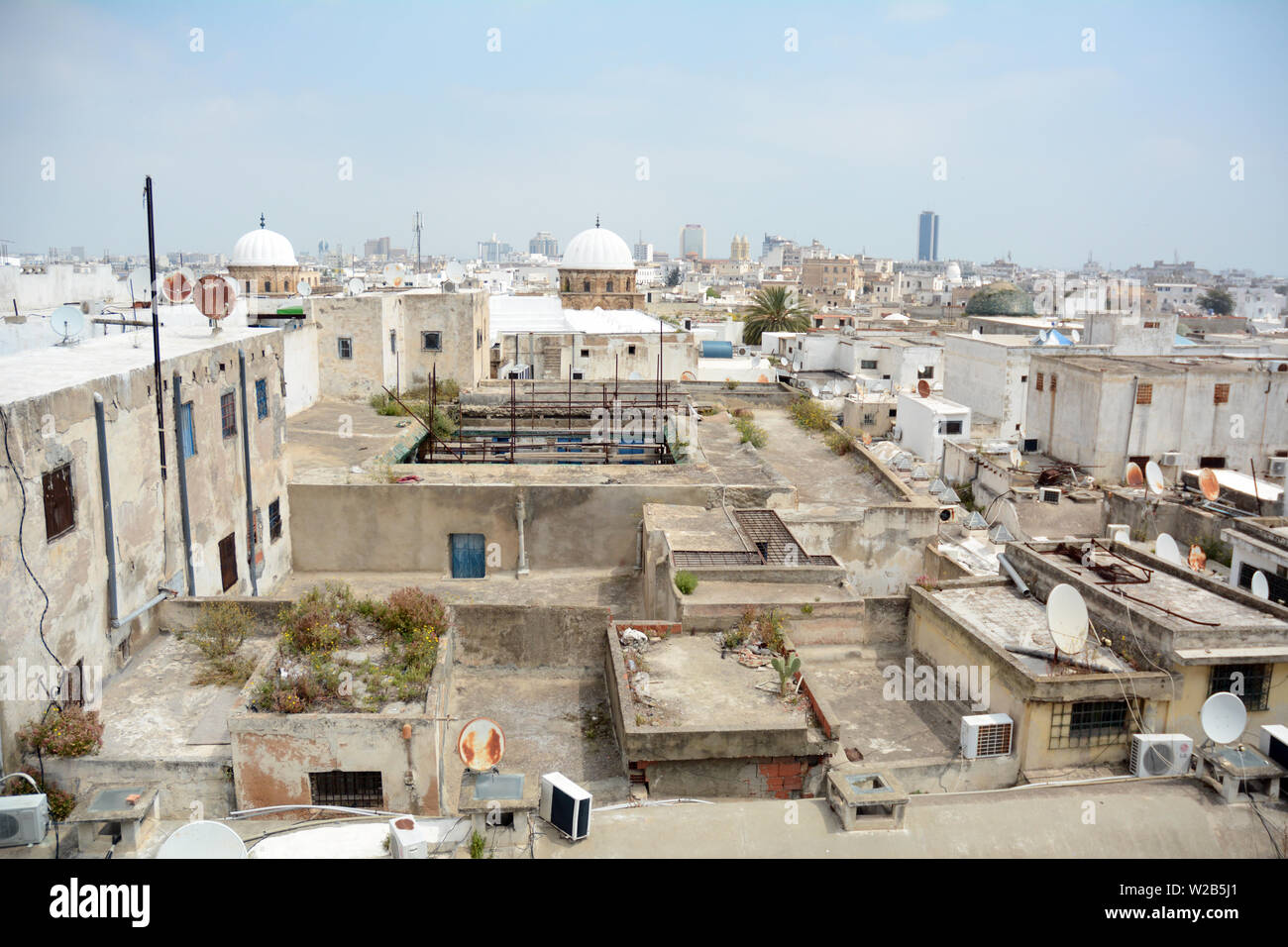 Una vista sul tetto della Tunisi città vecchia medina e si affaccia su un certo numero di moschee, Tunisi, Tunisia. Foto Stock